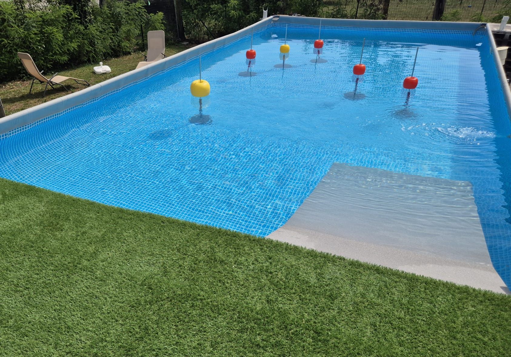 La piscina del centro con le boe colorate in acqua